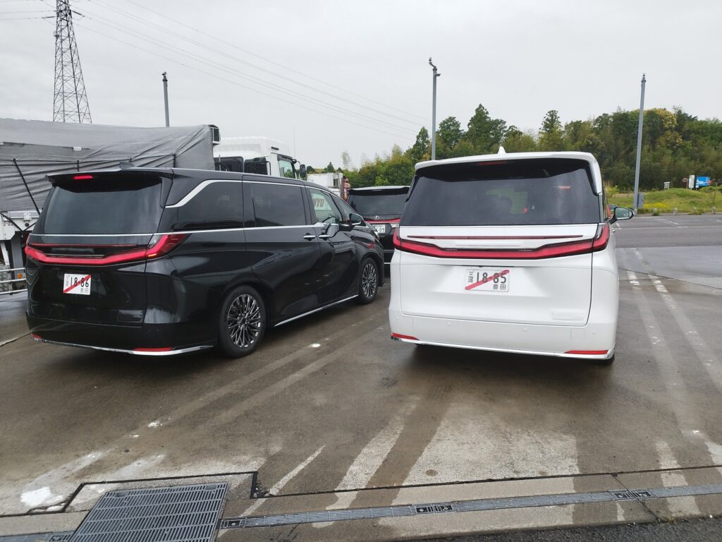 全新 2023 Lexus LM 现身日本测试，豪华 MPV 霸气上路！