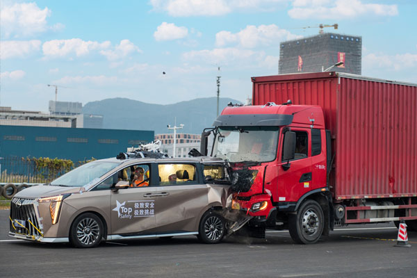 GAC subjects Trumpchi M8 MPV to crash test with 8.6-tonne truck, passengers unharmed