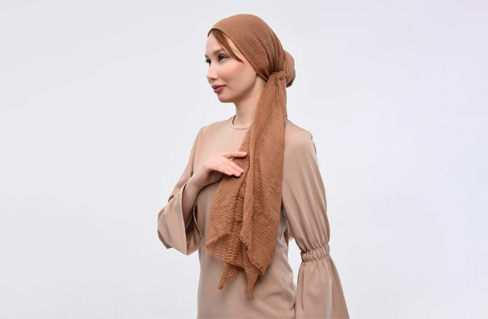 crinkle scarf is worn by a lady