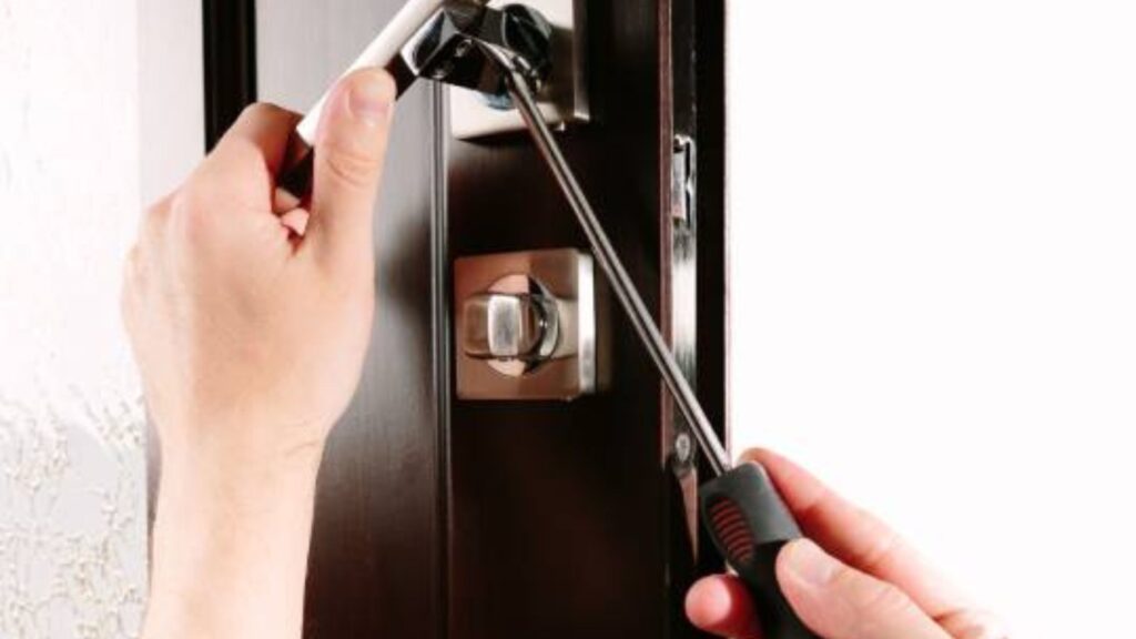 Emergency Locksmith Services: What Not to Do When Locked Out