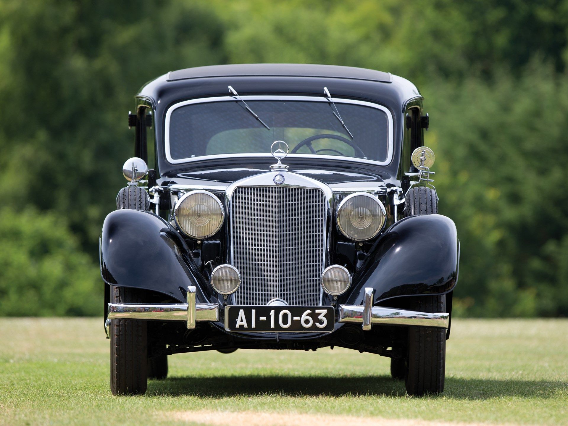 mercedes limousine