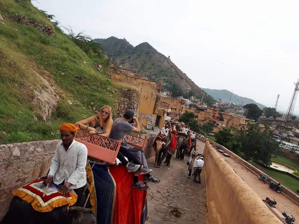 Inmersión en un tapiz cultural: Aprendiendo sobre la historia y la cultura de la India durante tu viaje