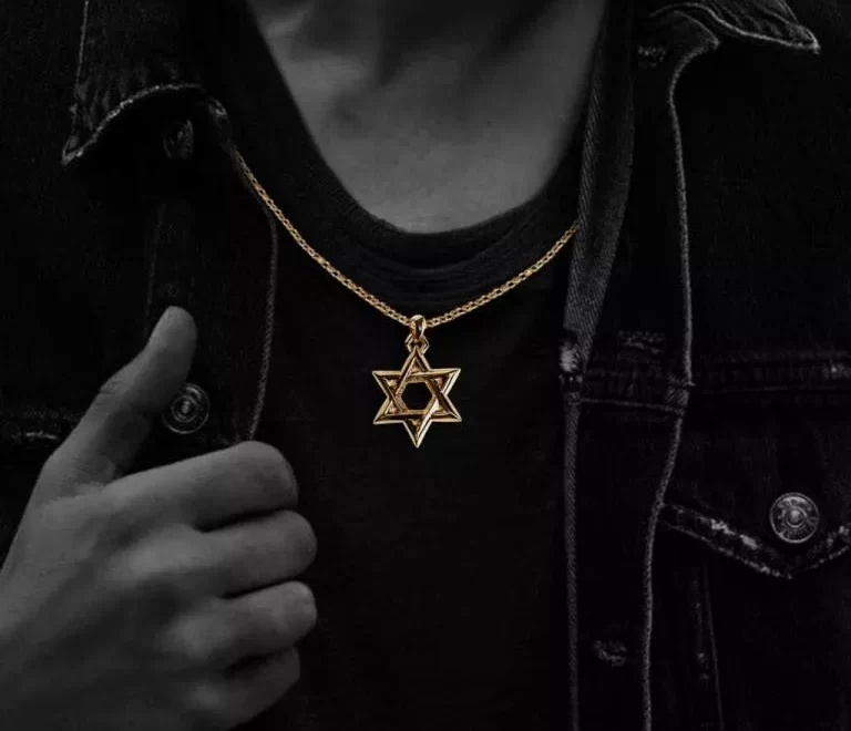 22K GOLD STAR OF DAVID PENDANT.