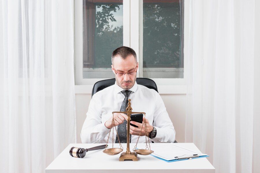 lawyer-with-smartphone