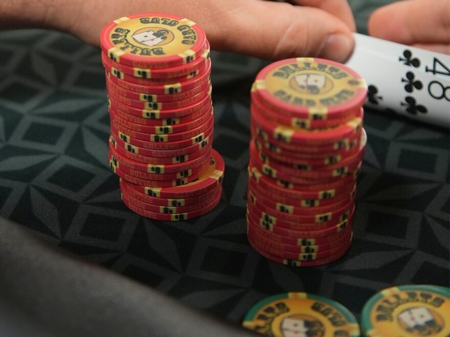 Poker Cash Games vs. Tournaments: A Guide to Key Differences