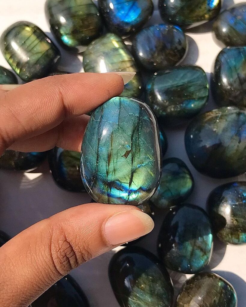 How to Use Labradorite in Meditation and Chakra Healing