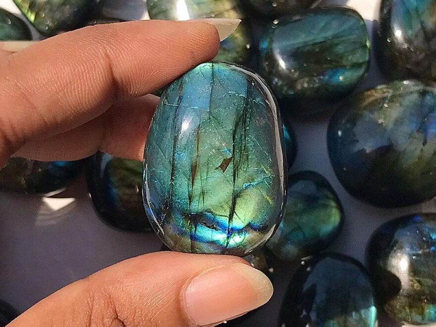 How to Use Labradorite in Meditation and Chakra Healing